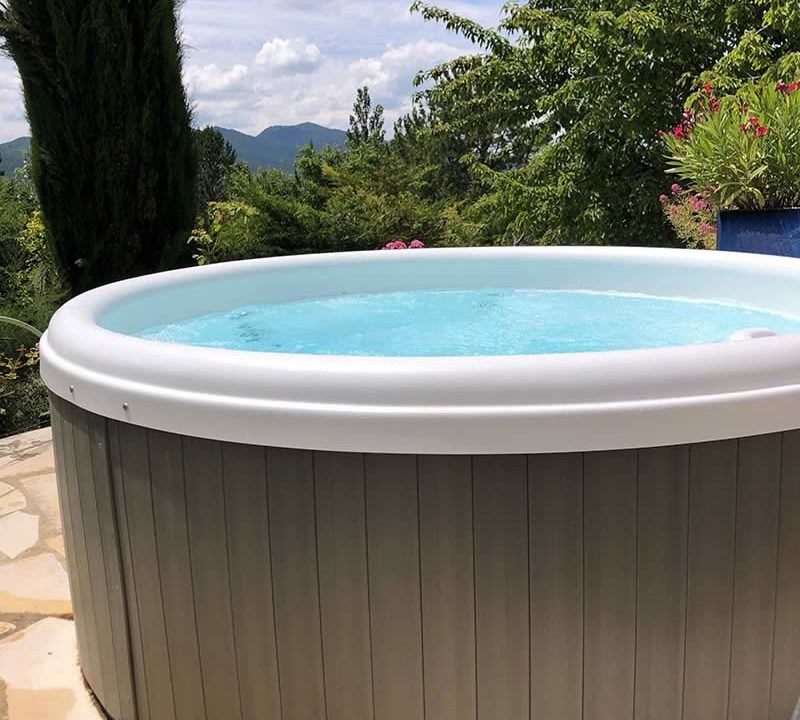 Page-Bien-etre---realisation-11-Les-Jardins-en-Cascades-installation-jacuzzi-exterieur-rond