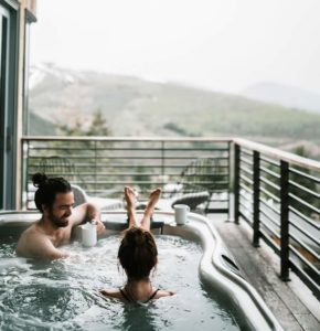Page-Bien-etre---realisation-3-Les-Jardins-en-Cascades-installation-jacuzzi-exterieur