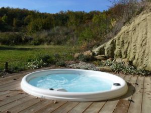 Page-Bien-etre-realisation-6-Les-Jardins-en-Cascades-installation-jacuzzi-exterieur