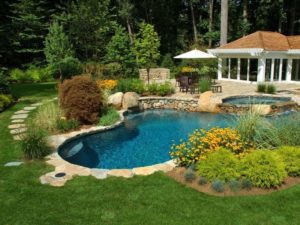 Actu - végétation autour de la piscine - Les jardins en cascades
