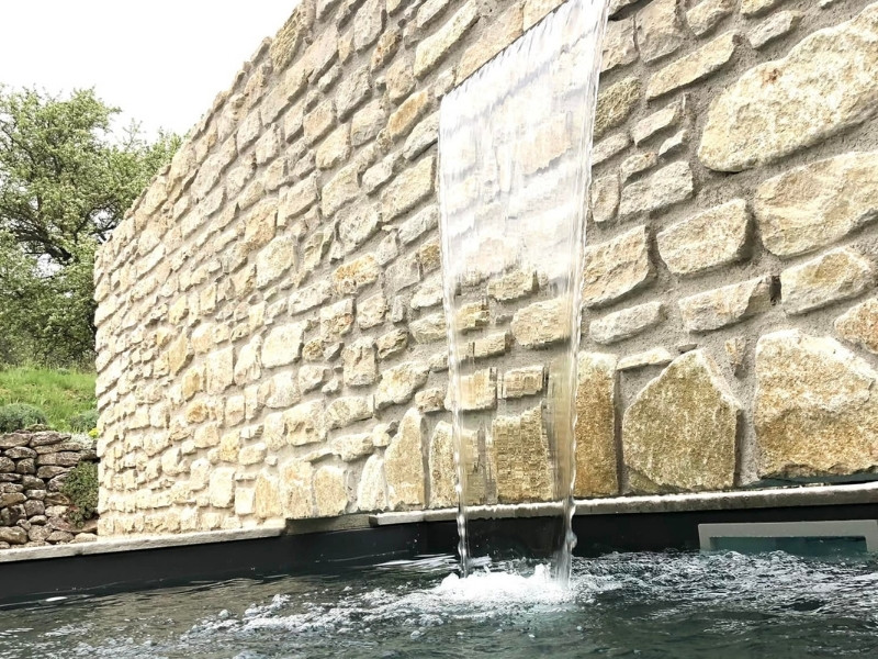 LES JARDINS EN CASCADES-Actus-Profitez d’un bain de fraîcheur sur mesure-lame d'eau sur mure en pierre