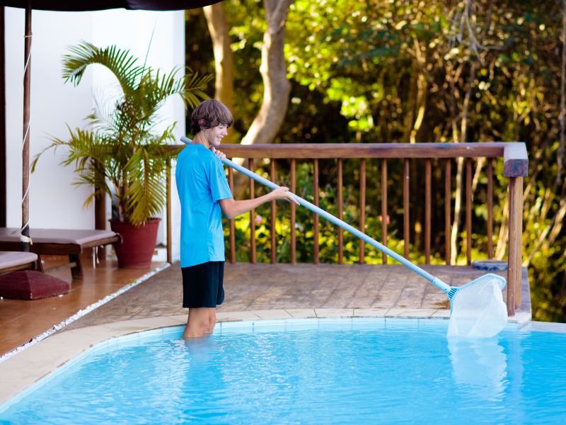 La douche solaire s'invite aux abords de la piscine