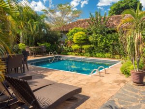 Photo petite piscine creusée-vegétation-les jardins en cascades-actu blog