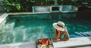 Photo femme dans bassin piscine naturelle-les jardins en cascades-actu balise OG