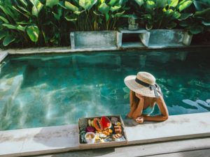 Photo femme dans bassin piscine naturelle-les jardins en cascades-actu blog-800x600